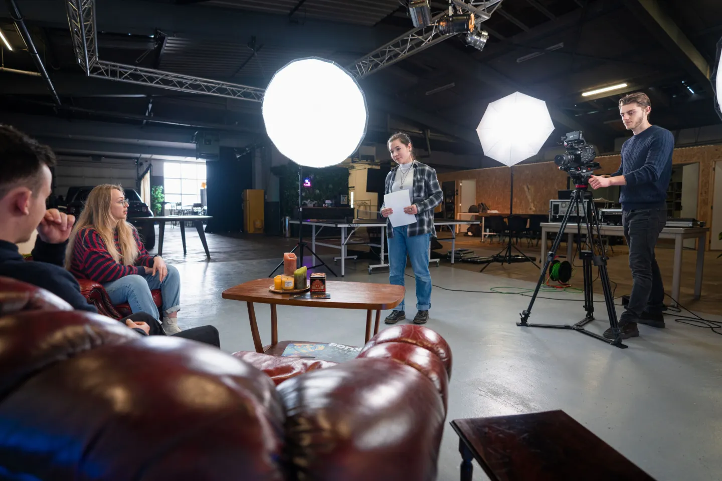 Studenten AV Creative filmen in studio