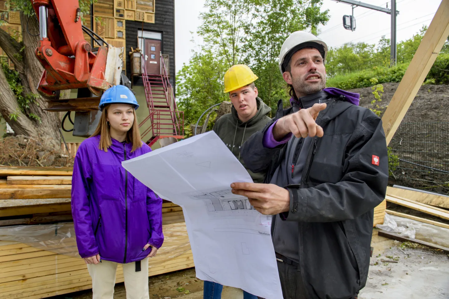 studenten en begeleider voeren infra project uit