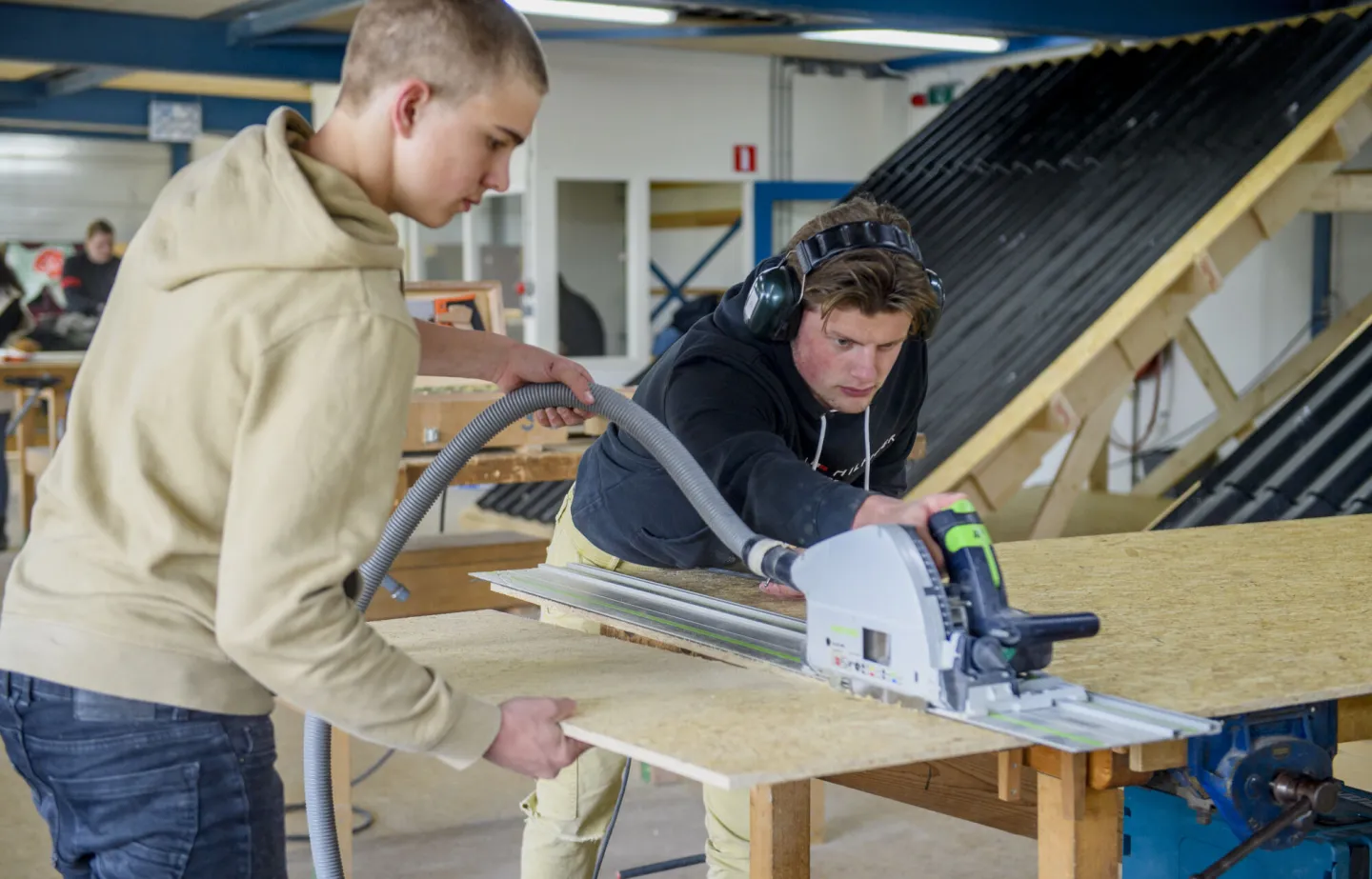 Studenten Machine Operator Houttechniek werken samen met hout 