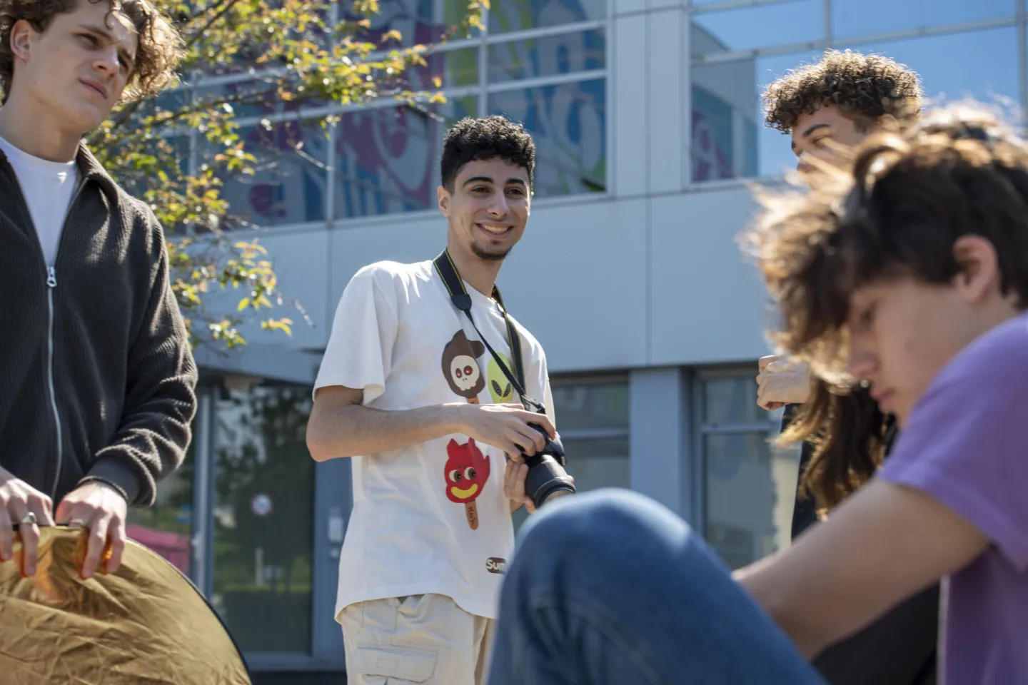 Studenten Media doen opdracht buiten schoolpand