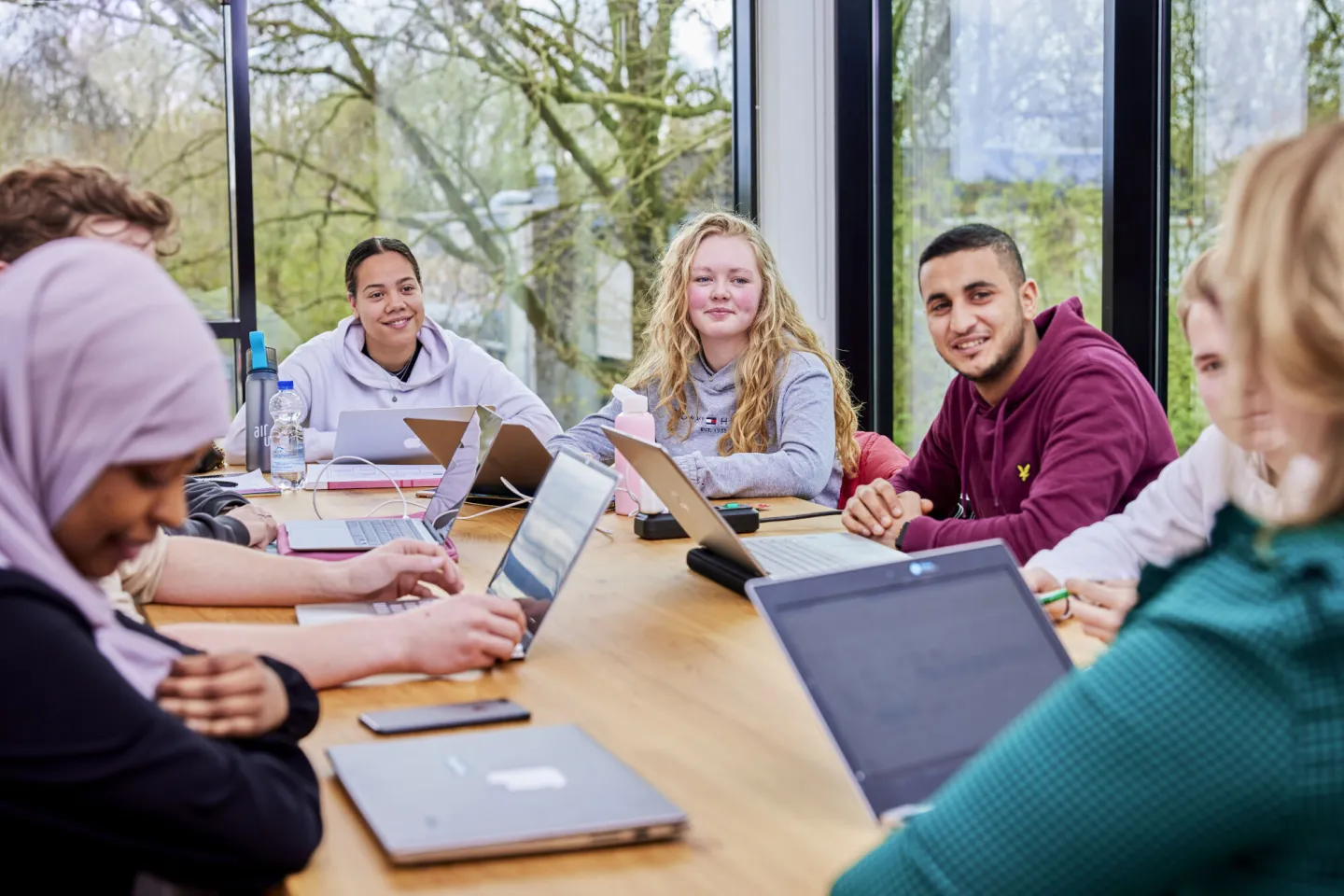 studenten vergaderen aan tafel in een vergaderruimte van ROC Midden Nederland