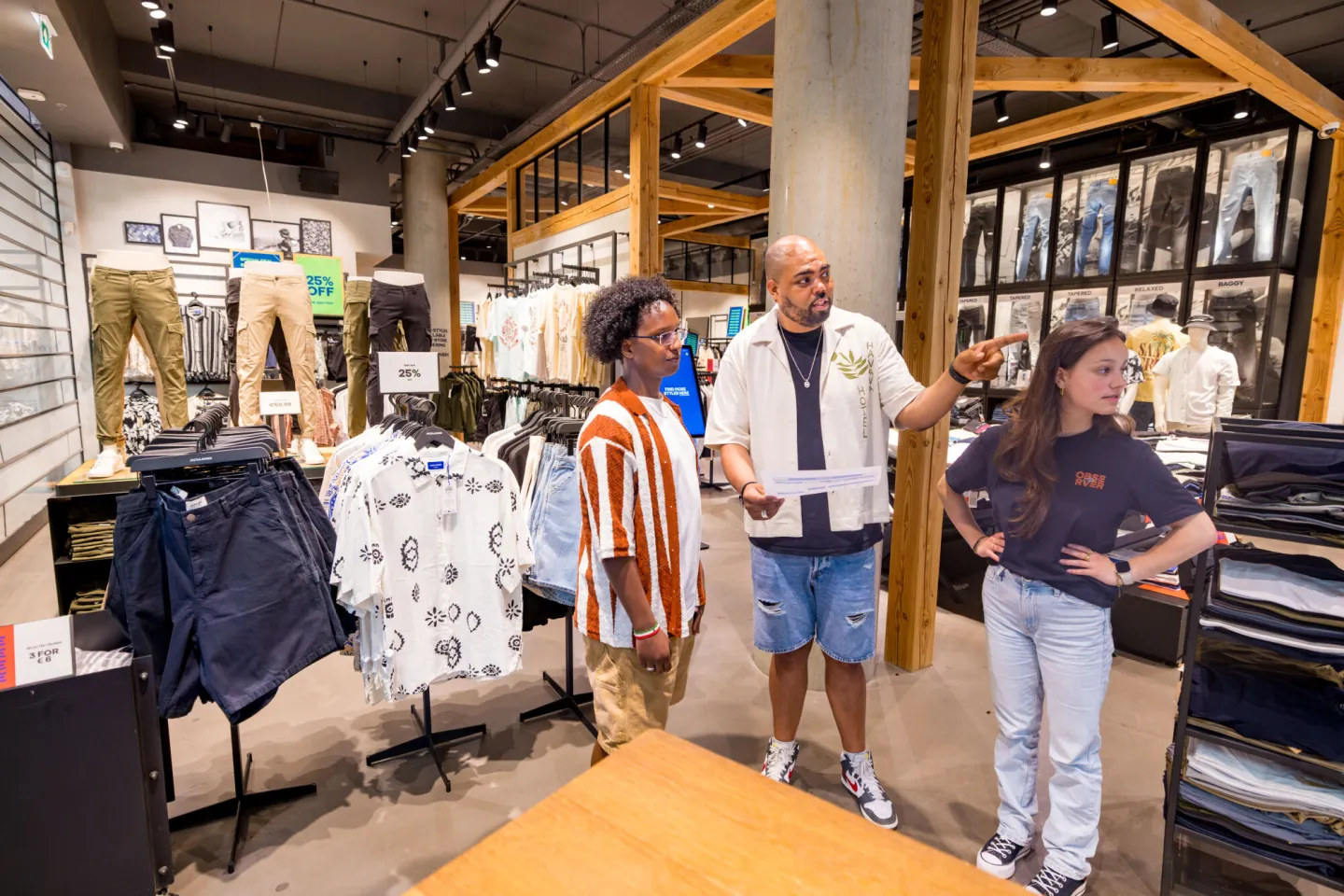 Studenten Retail hebben werkoverleg in winkel