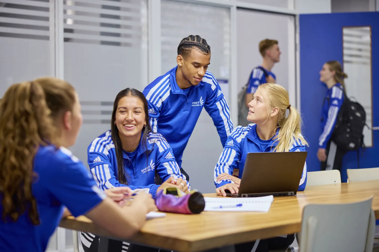 Studenten van het Sport College op school