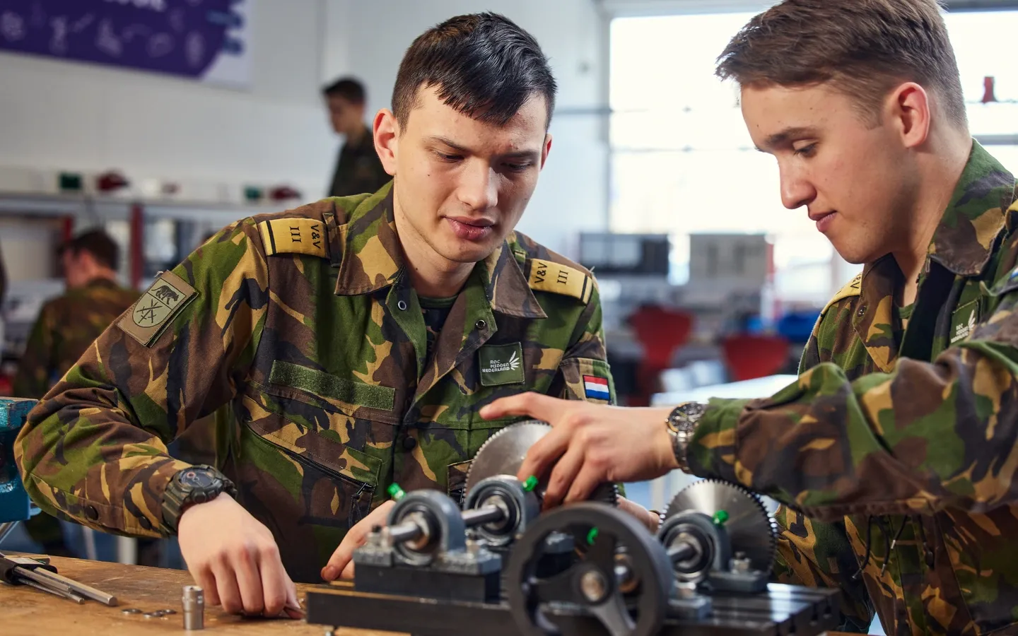 Studenten VEVA werken aan Defensie techniek