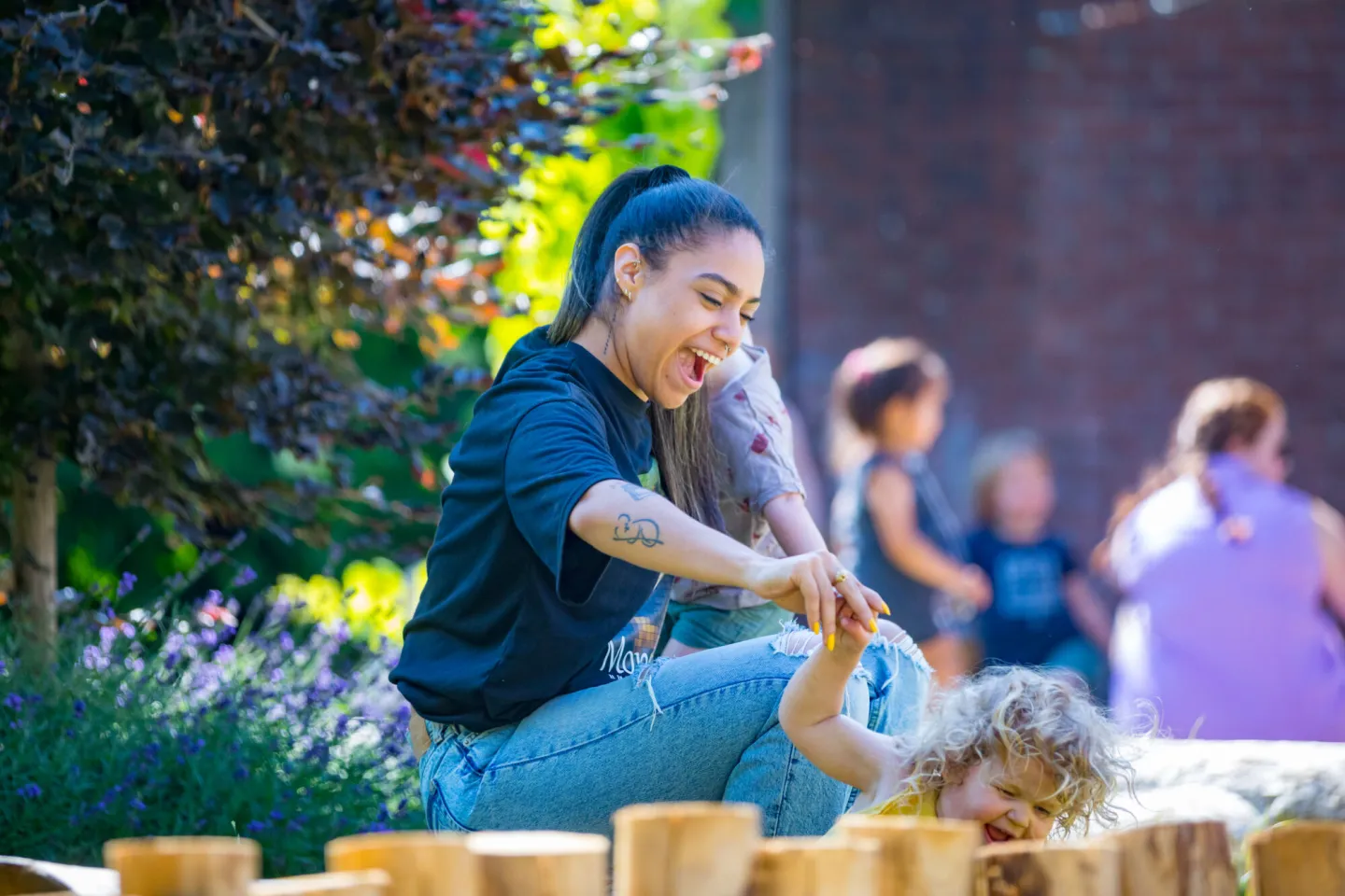 Een vrouw en kind spelen met houten blokken in een park. Een leuke en creatieve activiteit in de buitenlucht. 