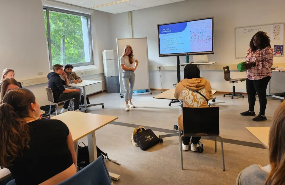 Docent Lesley Vork in de klas met studenten AG