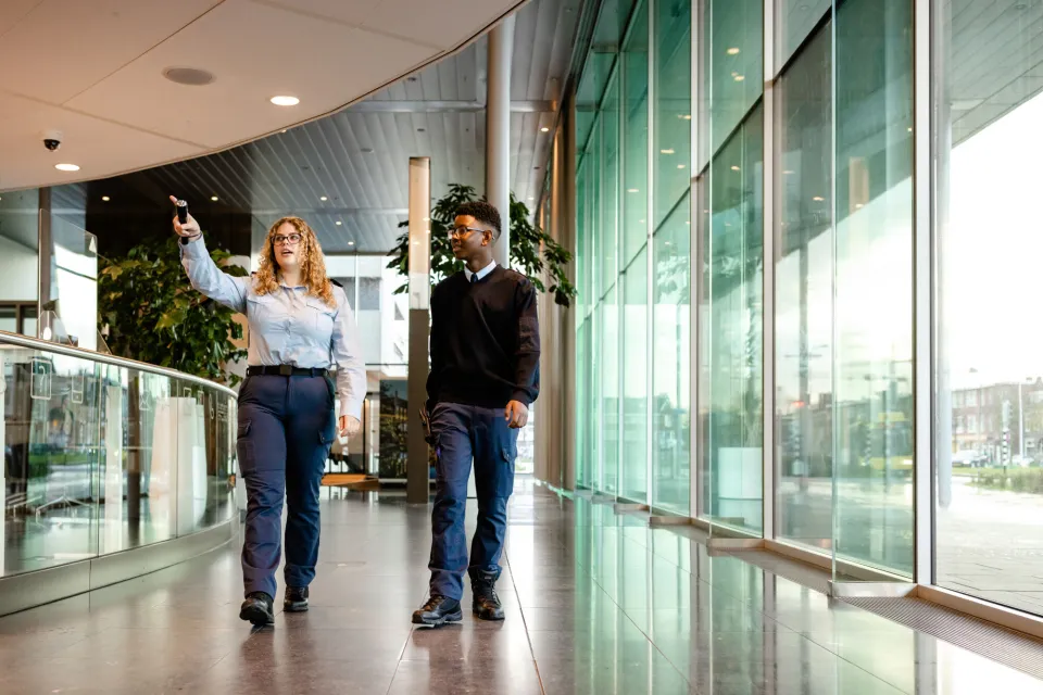 Studenten Beveiliger doen controle binnen bij kantoorpand