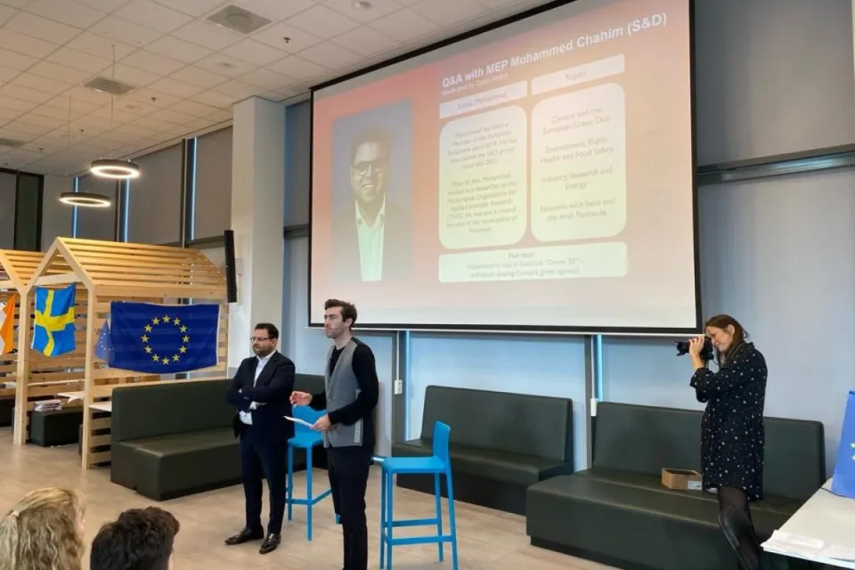 Student geeft presentatie in Aula Business and administration college