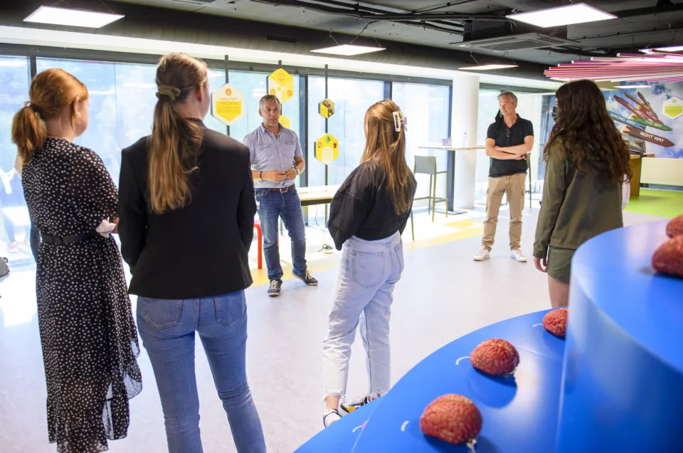 Deelnemers krijgen uitleg in het Vitaliteitslab.