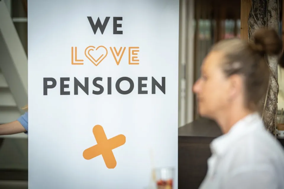 Promotiebord met tekst We love pensioen. 