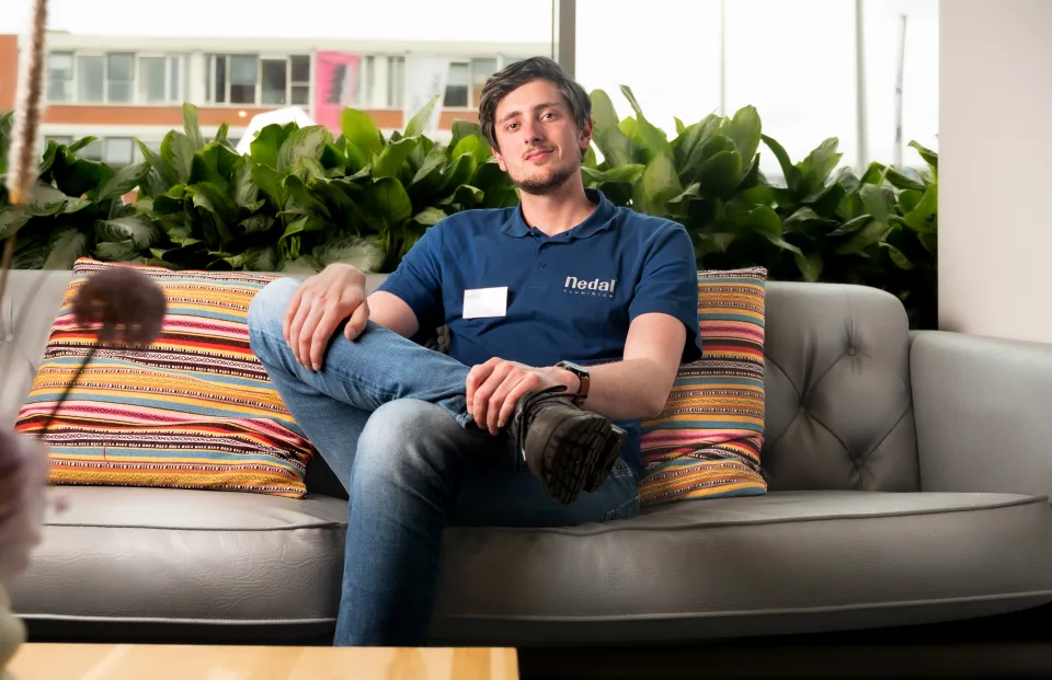 Siebe Hornman, project engineer Nedal, zit op een bank en kijkt in camera.