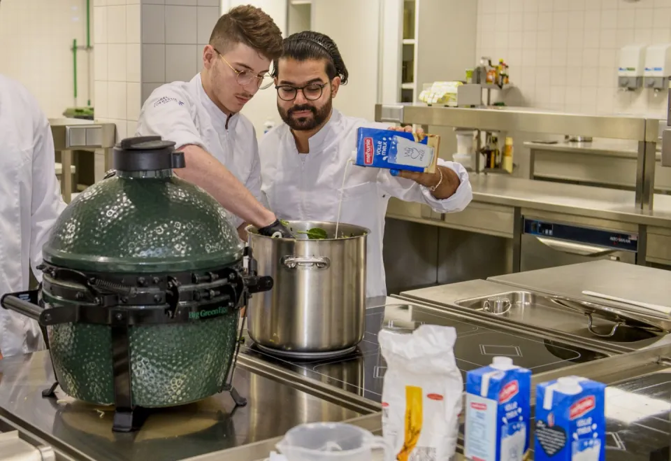 Student Assistent Horeca helpt student Kok in de keuken 