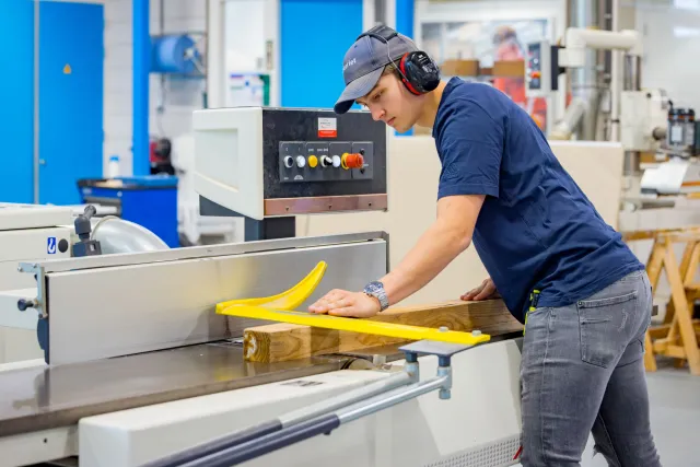 Student Machineoperator Houtverwerkende Industrie werkt met machine