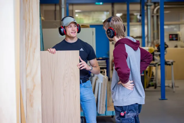 Studenten houttechniek werken samen aan project