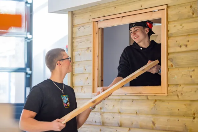 studenten-timmerman-werken-samen-met-hout