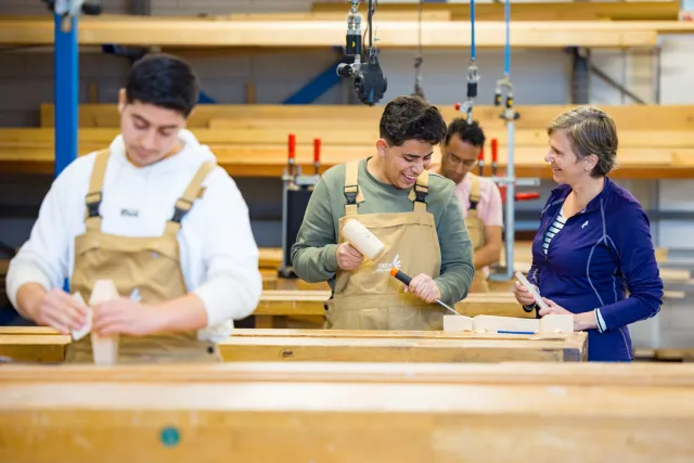 Student Assistent Hout werkt samen met docent aan project