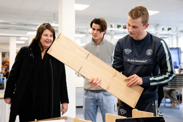 Studenten Meubelmaker/(Scheeps) interieurbouwer presenteren werk tijdens techniekmarkt