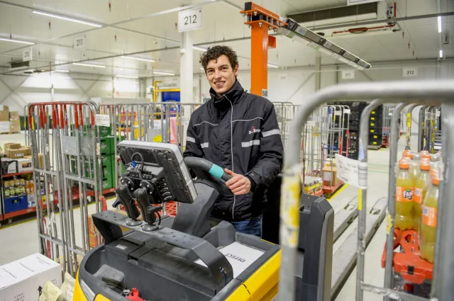 Logistiek Teamleider verzamelt orders en maakt ze verzendklaar in het magazijn