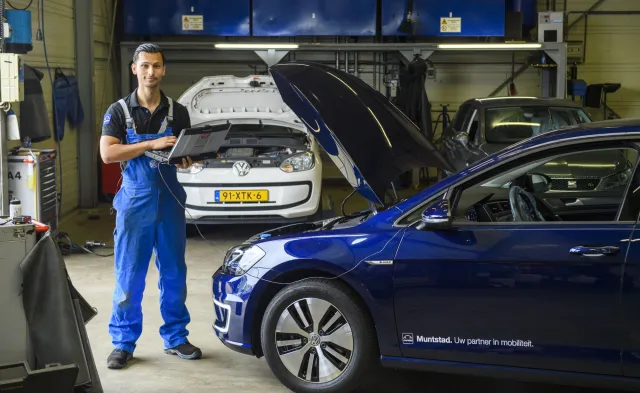 Student lost technische problemen aan een auto op