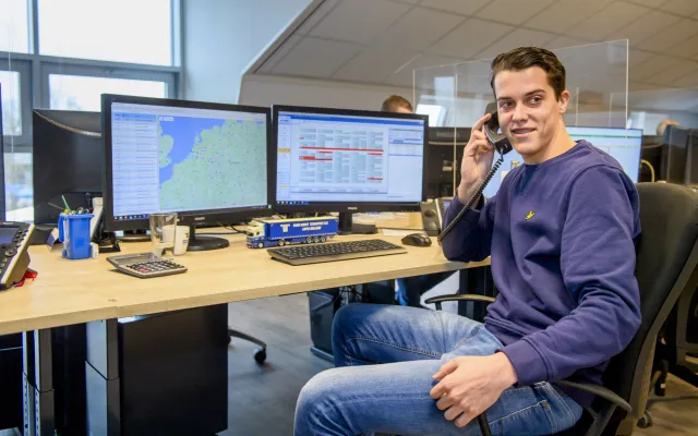 Student transport en logistiek plant een transport telefonisch