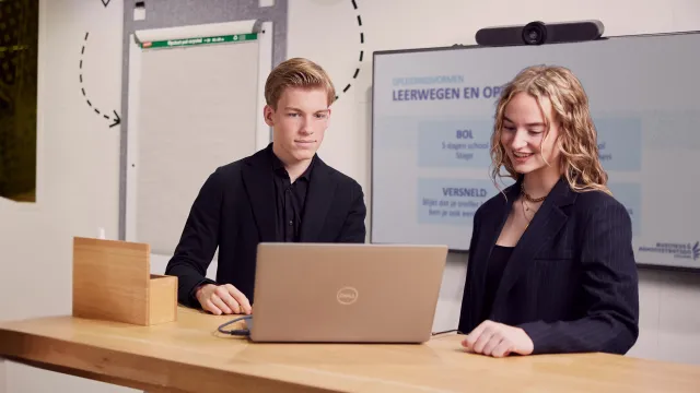 2 studenten achter een laptop 