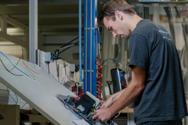 Student eerste monteur elektrotechnische installaties krijgt les 