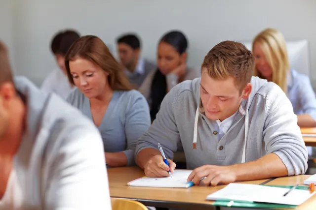 Studenten in klaslokaal doen examentraining 