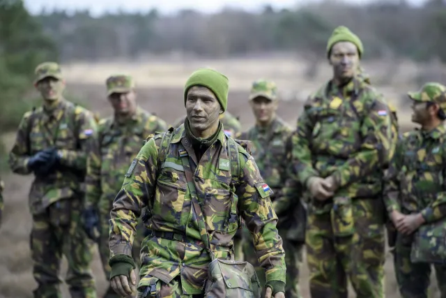 Een groep defensie studenten simuleert tijdens een training een gevechtsgebied situatie