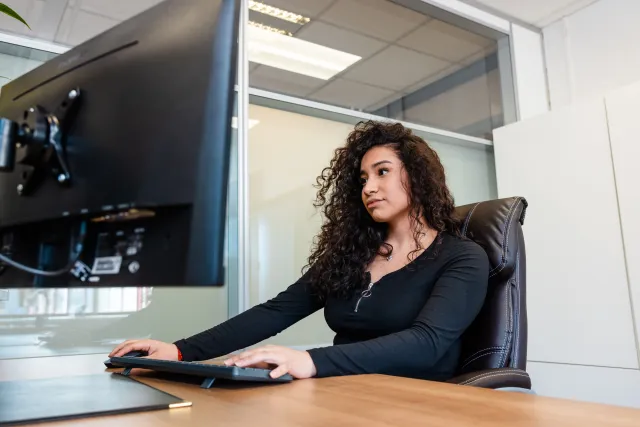 Student junior accountmanager werkt op laptop