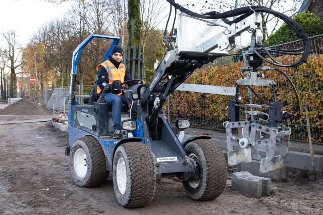 Machinist Grondverzet verplaatst grond voor bouwproject