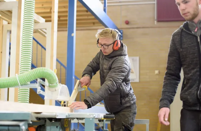 Student aan het werk met koptelefoon op 