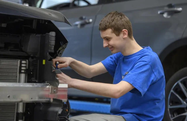 Autospuiter werkt in garage aan auto