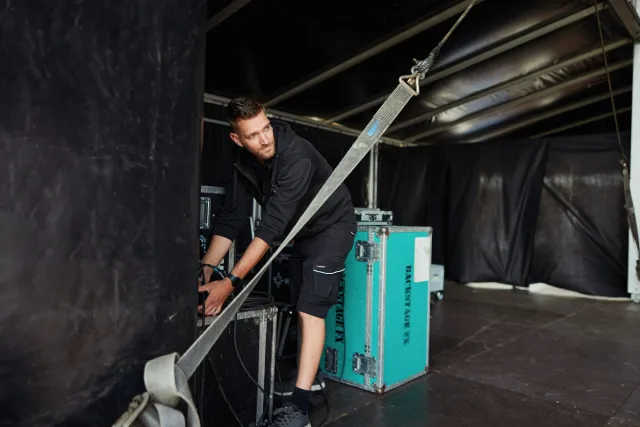 Student Podium- en Evenemententechniek bouwt podium op bij festival 