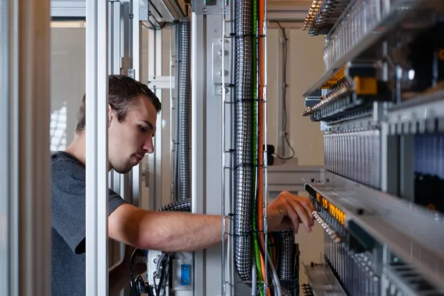 Student sleutelt aan technische kast 