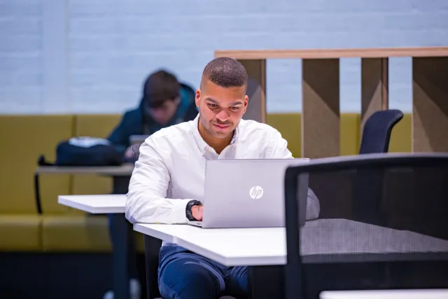 Student vwo aan het studeren