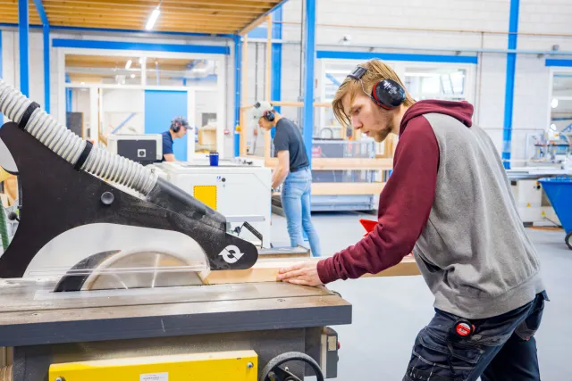 Student werkt met cnc zaag machines