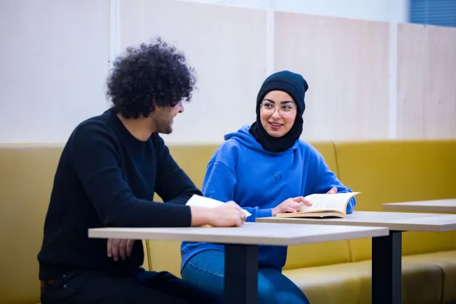 Studenten mbo schakel met elkaar in gesprek op het VAVO Lyceum