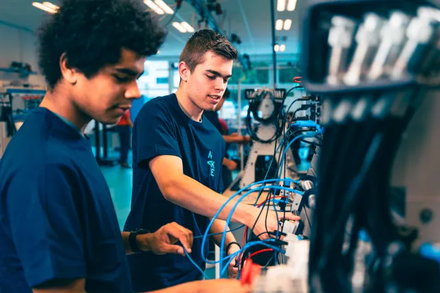 Studenten Technicus Mechatronica werken met elektra in het praktijklokaal 