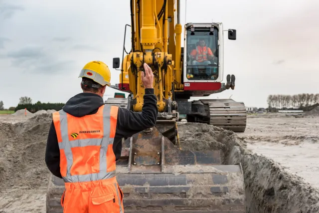 Allround waterbouwer bezig met grondwerk 