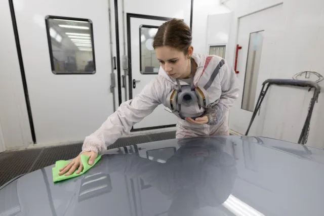 Student autospuiten maakt auto schoon