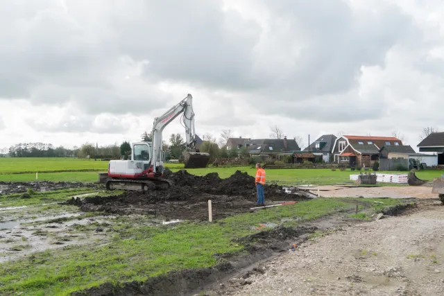 Machinist grondverzet aan het werk met graafmachine.