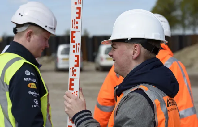 Vakman GWW met gereedschap aan het werk in de buitenlucht