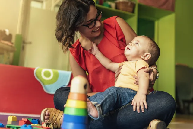 Een cursist van de opleiding mbo-certificaat C01233 aan het werk in de kinderopvang