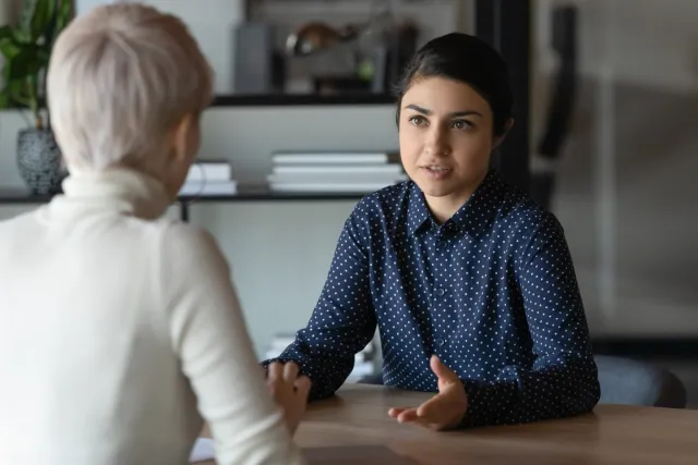 Twee deelnemers van de cursus Klinisch redeneren en triage voor verzorgenden in gesprek. 