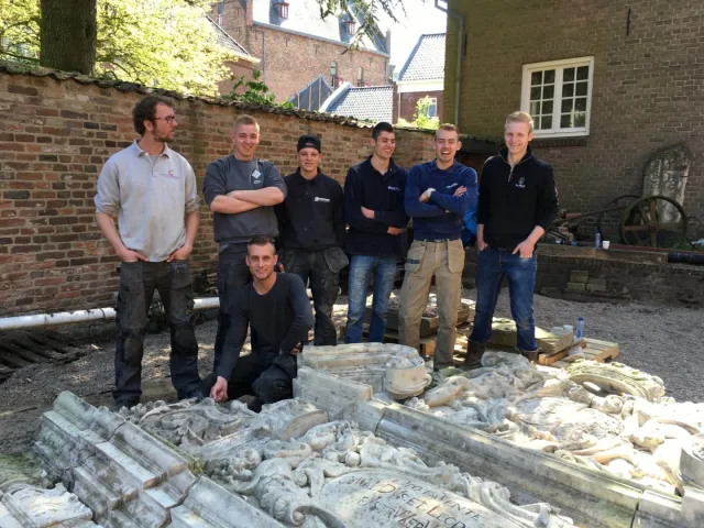 Groep natuursteenbewerker studenten