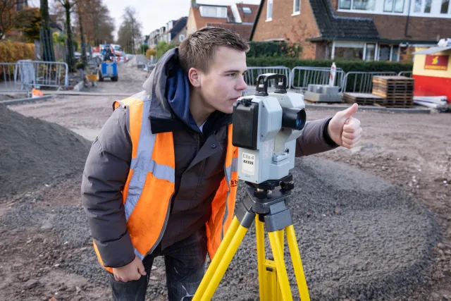 infra student brengt ruimte in kaart met landmeter