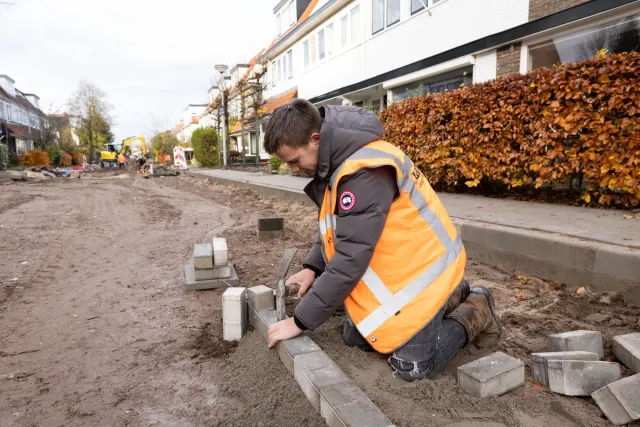 nieuwe straat wordt gelegd door allround straatmaker