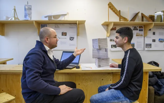 Bouwkunde opleiding bespreking in bouw praktijklokaal