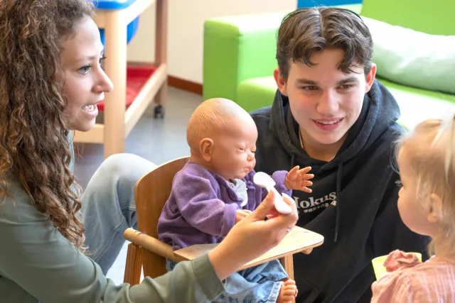 Pedagogisch medewerkers spelen met kinderen 