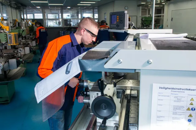 Student Verspanen werkt met een draaimachine in werkplaats 